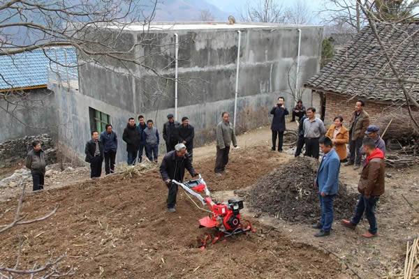 隴運集團公司開展支援寧強村春耕生產捐贈農機活動